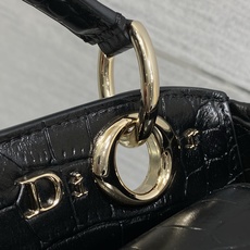 迷你现货‼️ Dior2026最新蝴蝶结手提包,把“蝴蝶结”焊在系列里.蝴蝶结也不再是小女生的甜腻感,新设计的轮廓与造型 迷你现货‼️ Dior2026最新蝴蝶结手提包,把“蝴蝶结”焊在系列里.蝴蝶结也不再是小女生的甜腻感,新设计的轮廓与造型