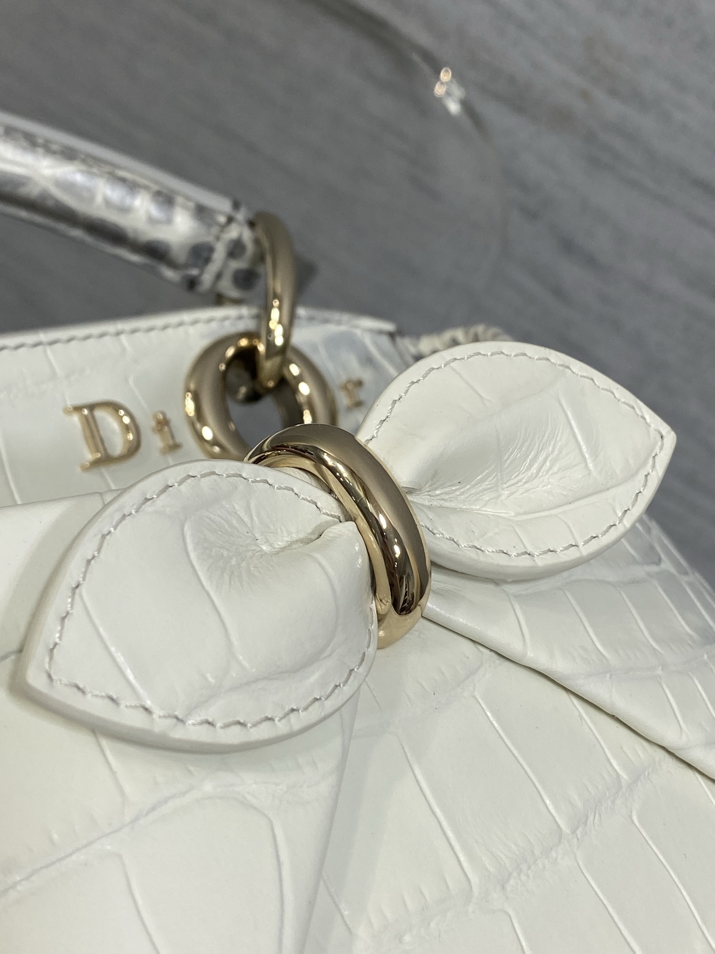 迷你现货‼️ Dior2026最新蝴蝶结手提包，把“蝴蝶结”焊在系列里.蝴蝶结也不再是小女生的甜腻感，新设计的轮廓与造型