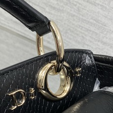 迷你现货‼️ Dior2026最新蝴蝶结手提包,把“蝴蝶结”焊在系列里.蝴蝶结也不再是小女生的甜腻感,新设计的轮廓与造型 迷你现货‼️ Dior2026最新蝴蝶结手提包,把“蝴蝶结”焊在系列里.蝴蝶结也不再是小女生的甜腻感,新设计的轮廓与造型