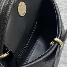 迷你现货‼️ Dior2026最新蝴蝶结手提包,把“蝴蝶结”焊在系列里.蝴蝶结也不再是小女生的甜腻感,新设计的轮廓与造型 迷你现货‼️ Dior2026最新蝴蝶结手提包,把“蝴蝶结”焊在系列里.蝴蝶结也不再是小女生的甜腻感,新设计的轮廓与造型