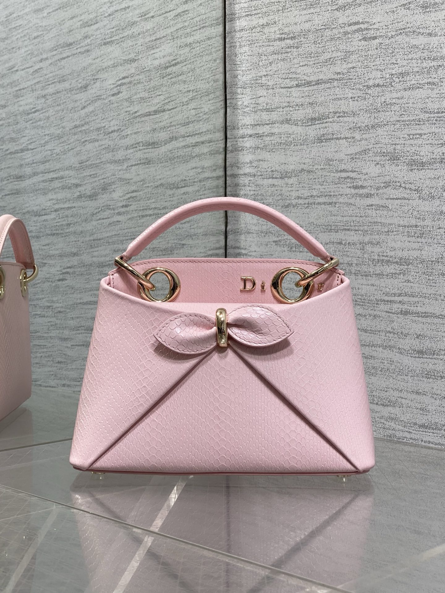 迷你现货‼️ Dior2026最新蝴蝶结手提包，把“蝴蝶结”焊在系列里.蝴蝶结也不再是小女生的甜腻感，新设计的轮廓与造型