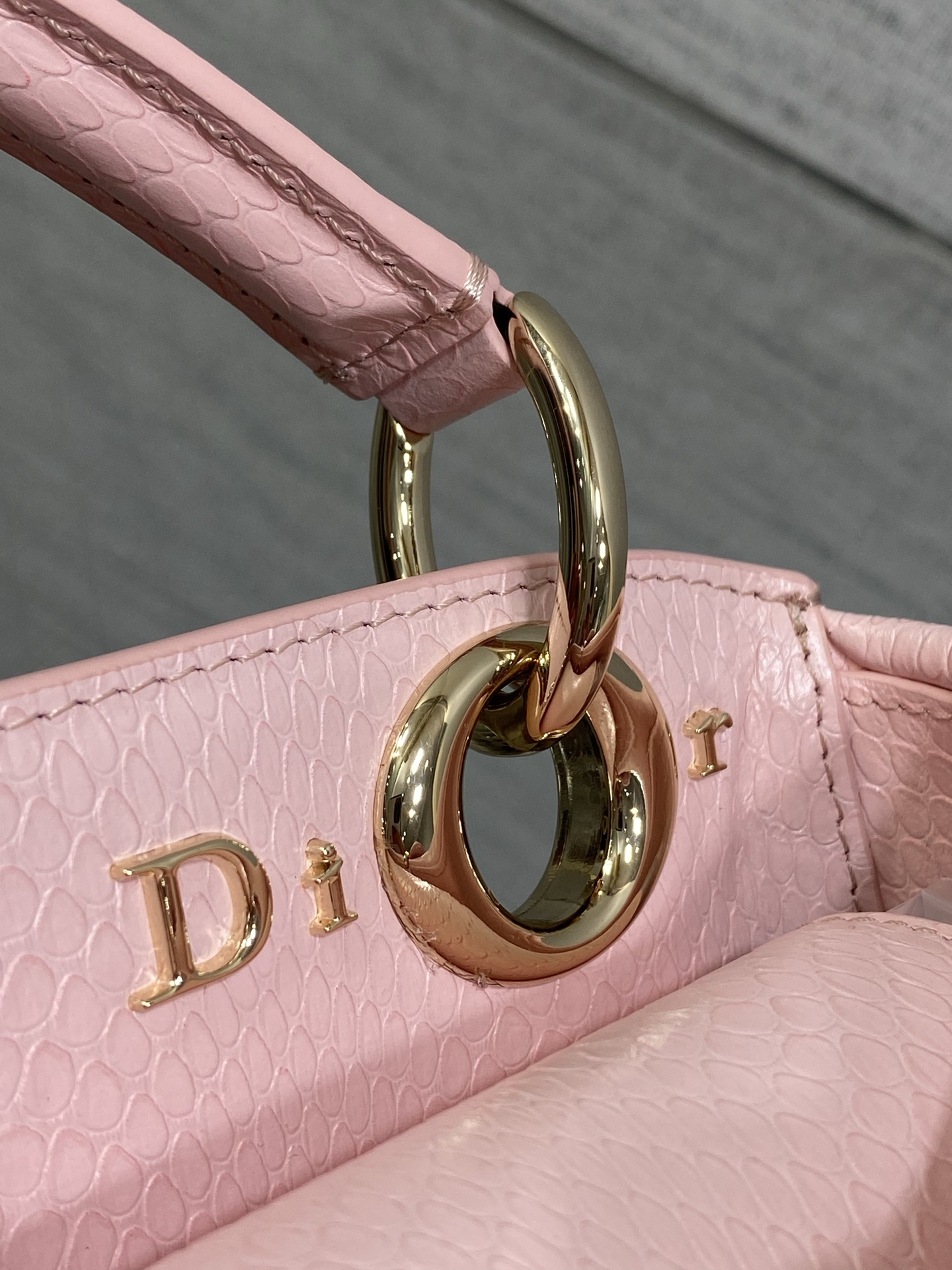 迷你现货‼️ Dior2026最新蝴蝶结手提包，把“蝴蝶结”焊在系列里.蝴蝶结也不再是小女生的甜腻感，新设计的轮廓与造型
