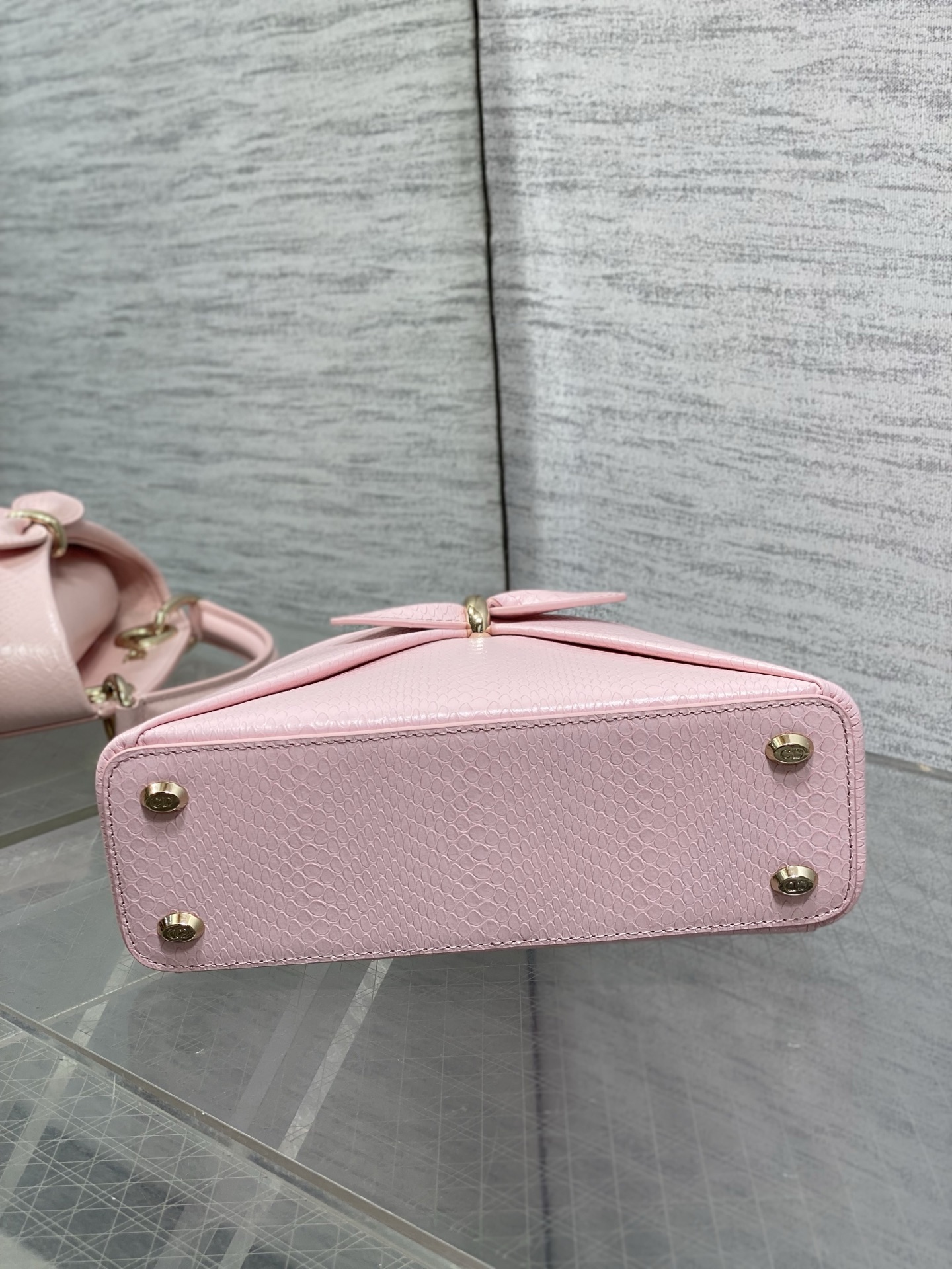 迷你现货‼️ Dior2026最新蝴蝶结手提包，把“蝴蝶结”焊在系列里.蝴蝶结也不再是小女生的甜腻感，新设计的轮廓与造型