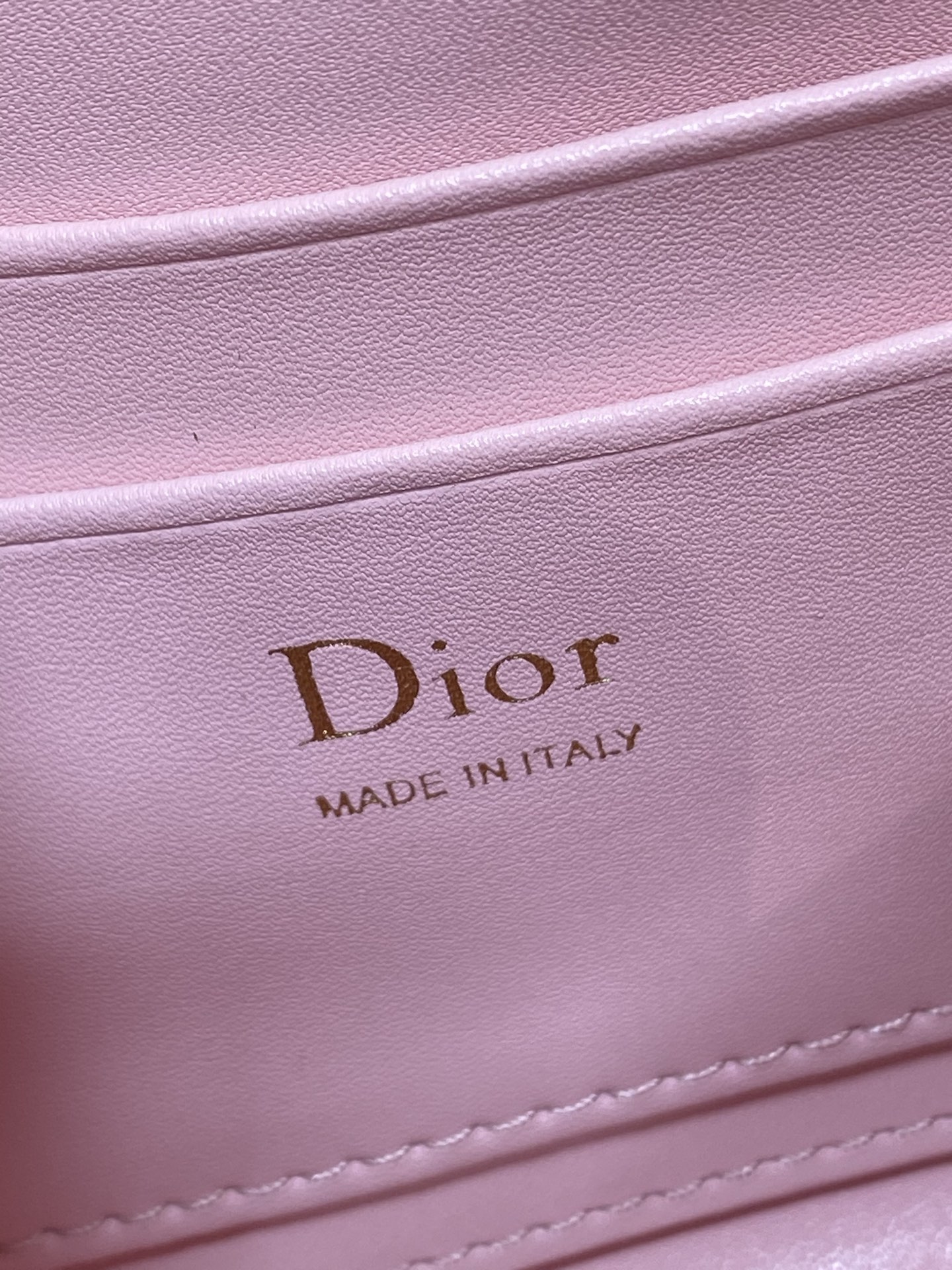 迷你现货‼️ Dior2026最新蝴蝶结手提包，把“蝴蝶结”焊在系列里.蝴蝶结也不再是小女生的甜腻感，新设计的轮廓与造型