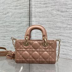 玫瑰粉你现货‼️ D-Joy bag最新蝴蝶结🎀羊皮2026款时尚果然就是轮回,回归了一把中古戴妃长方包形,短链条➕细长 玫瑰粉你现货‼️ D-Joy bag最新蝴蝶结🎀羊皮2026款时尚果然就是轮回,回归了一把中古戴妃长方包形,短链条➕细长