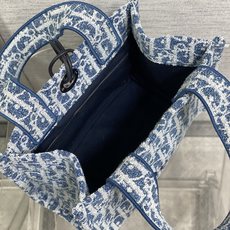 小号现货‼️ Book Tote丹宁牛仔系列 被种草了这个包 全新的面料柔软又轻便 完全适配出行度假 丰富的纹理与织造设 小号现货‼️ Book Tote丹宁牛仔系列 被种草了这个包 全新的面料柔软又轻便 完全适配出行度假 丰富的纹理与织造设