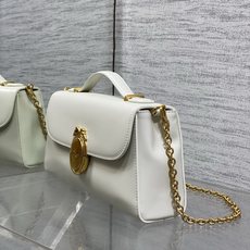 芯片款现货‼️ 最新款Medaillon系列 简洁的贵气的包型,法式椭圆镜身 属于法式独有的优雅和浪漫气质 进口的小牛皮 芯片款现货‼️ 最新款Medaillon系列 简洁的贵气的包型,法式椭圆镜身 属于法式独有的优雅和浪漫气质 进口的小牛皮