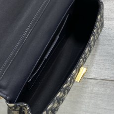 芯片款现货‼️ 最新款Medaillon系列 简洁的贵气的包型,法式椭圆镜身 属于法式独有的优雅和浪漫气质 Obliqu 芯片款现货‼️ 最新款Medaillon系列 简洁的贵气的包型,法式椭圆镜身 属于法式独有的优雅和浪漫气质 Obliqu