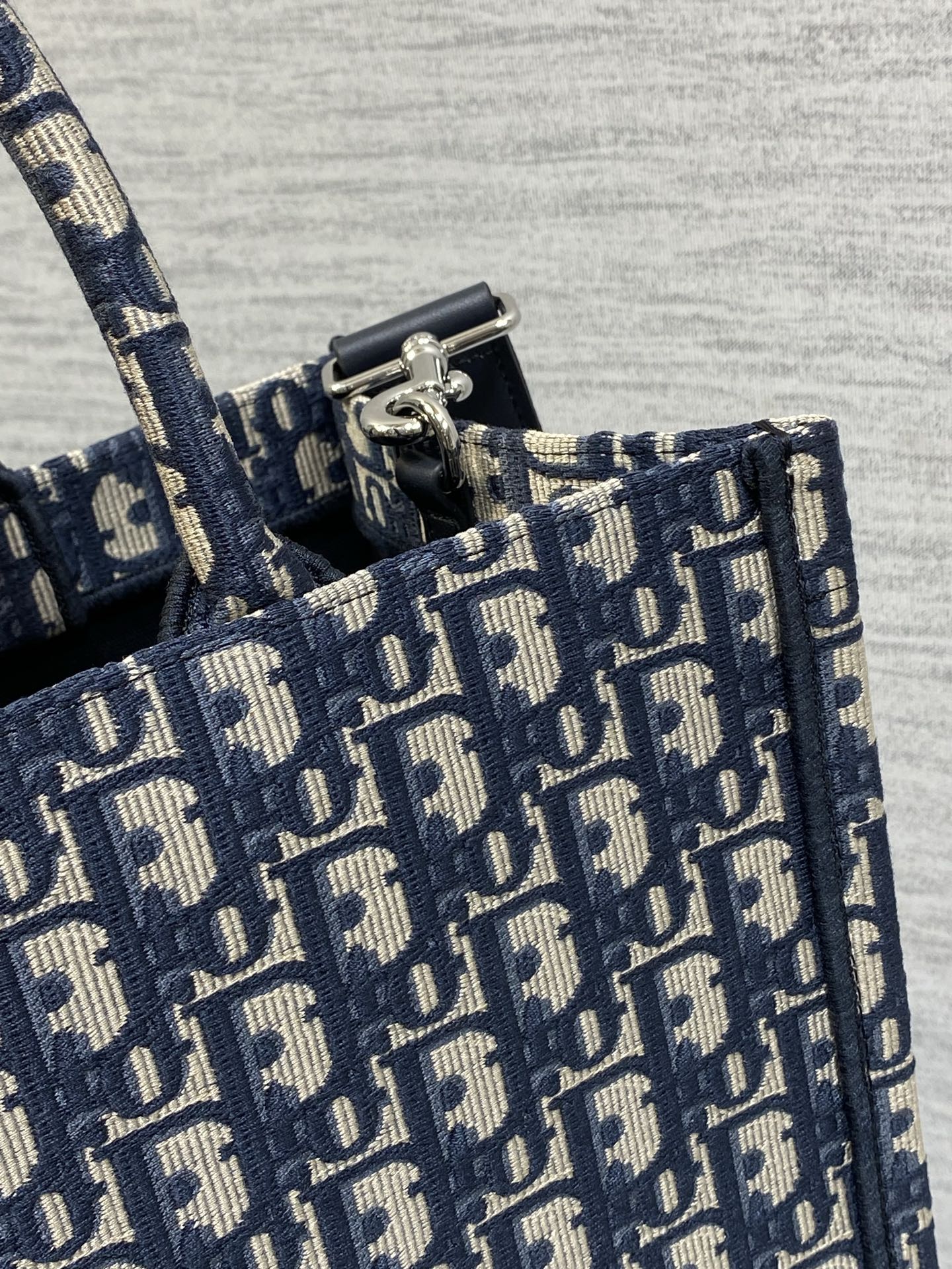 𝗗𝗶𝗼𝗿 𝗕𝗼𝗼𝗸 𝗧𝗼𝘁𝗲 肩带款中号托特❗ 肩带款老花蓝中号现货‼️ 最新款的𝑩𝒐𝒐𝒌 𝑻𝒐𝒕𝒆对版首发！ 新出的法
