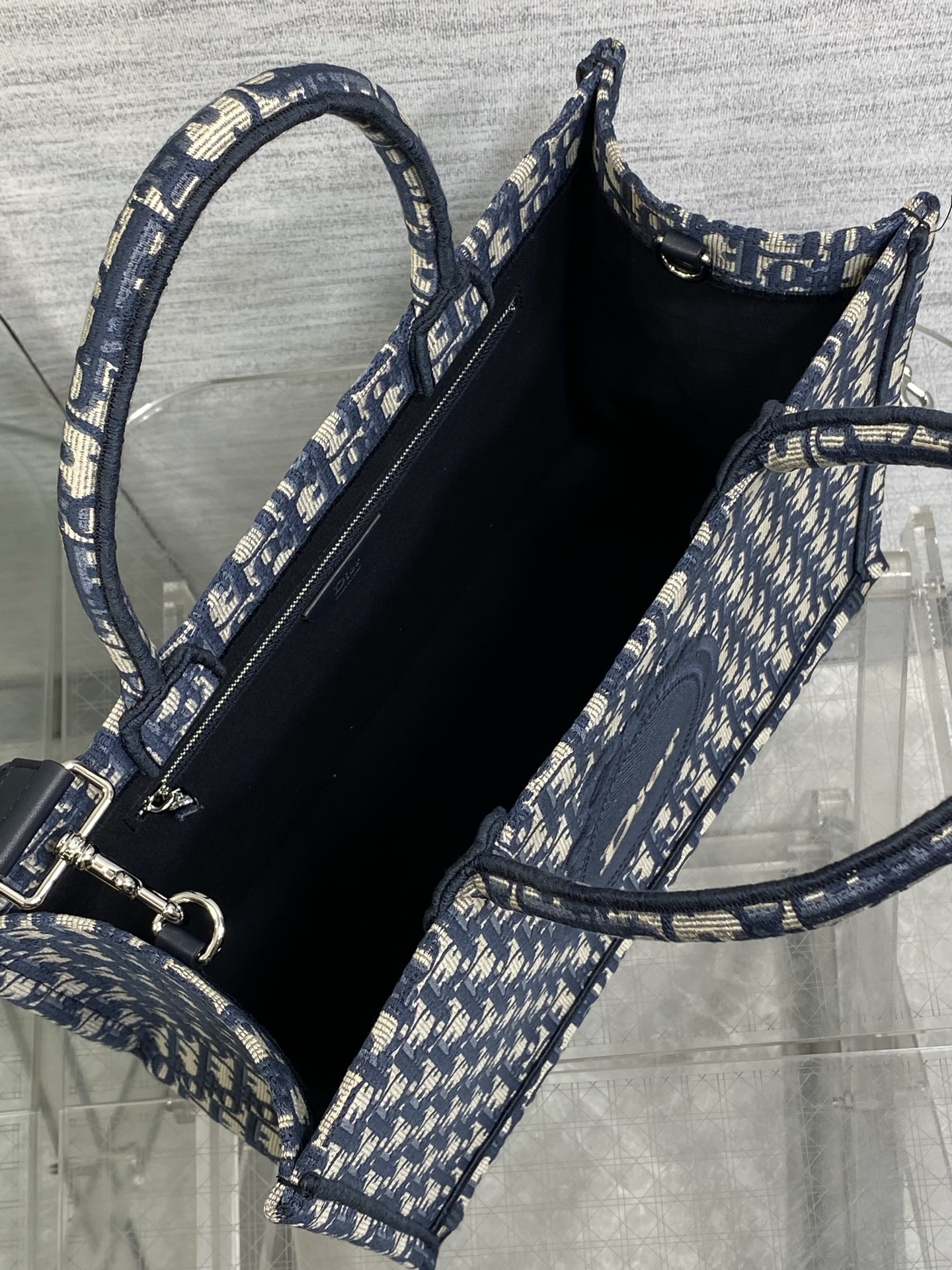 𝗗𝗶𝗼𝗿 𝗕𝗼𝗼𝗸 𝗧𝗼𝘁𝗲 肩带款中号托特❗ 肩带款老花蓝中号现货‼️ 最新款的𝑩𝒐𝒐𝒌 𝑻𝒐𝒕𝒆对版首发！ 新出的法