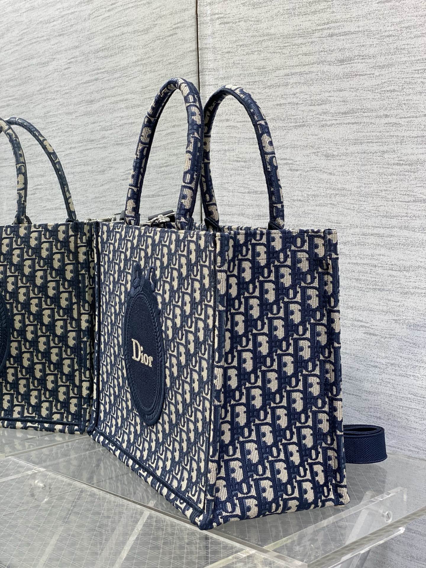 𝗗𝗶𝗼𝗿 𝗕𝗼𝗼𝗸 𝗧𝗼𝘁𝗲 肩带款中号托特❗ 肩带款老花蓝中号现货‼️ 最新款的𝑩𝒐𝒐𝒌 𝑻𝒐𝒕𝒆对版首发！ 新出的法