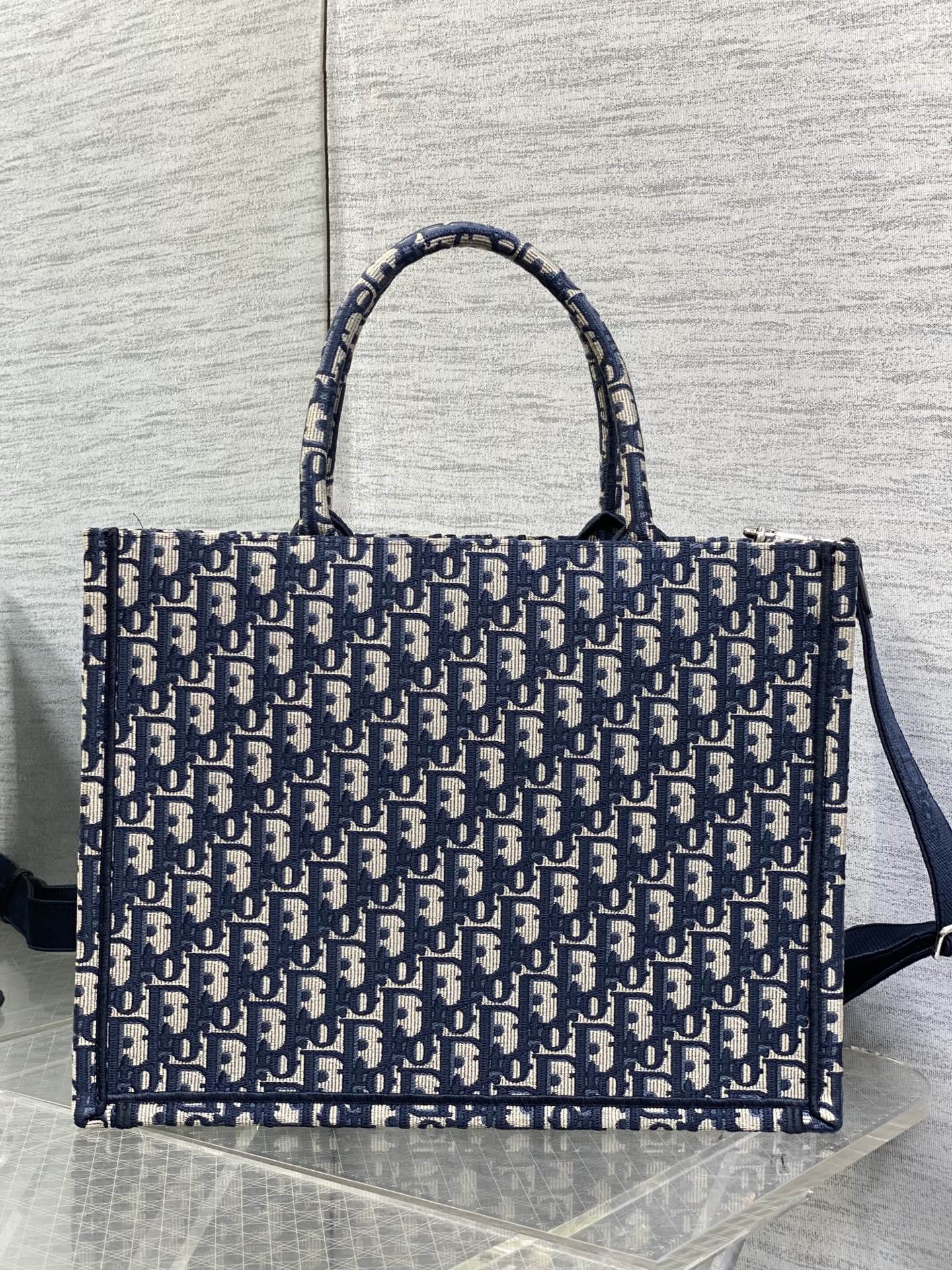 𝗗𝗶𝗼𝗿 𝗕𝗼𝗼𝗸 𝗧𝗼𝘁𝗲 肩带款中号托特❗ 肩带款老花蓝中号现货‼️ 最新款的𝑩𝒐𝒐𝒌 𝑻𝒐𝒕𝒆对版首发！ 新出的法