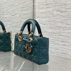 灰绿现货‼️ D-joy小号系列最新蝴蝶结🎀五金,新出的尺寸更小巧,更显得精致,大爆款的节奏🔥,包包自带两条肩带,多种背 灰绿现货‼️ D-joy小号系列最新蝴蝶结🎀五金,新出的尺寸更小巧,更显得精致,大爆款的节奏🔥,包包自带两条肩带,多种背