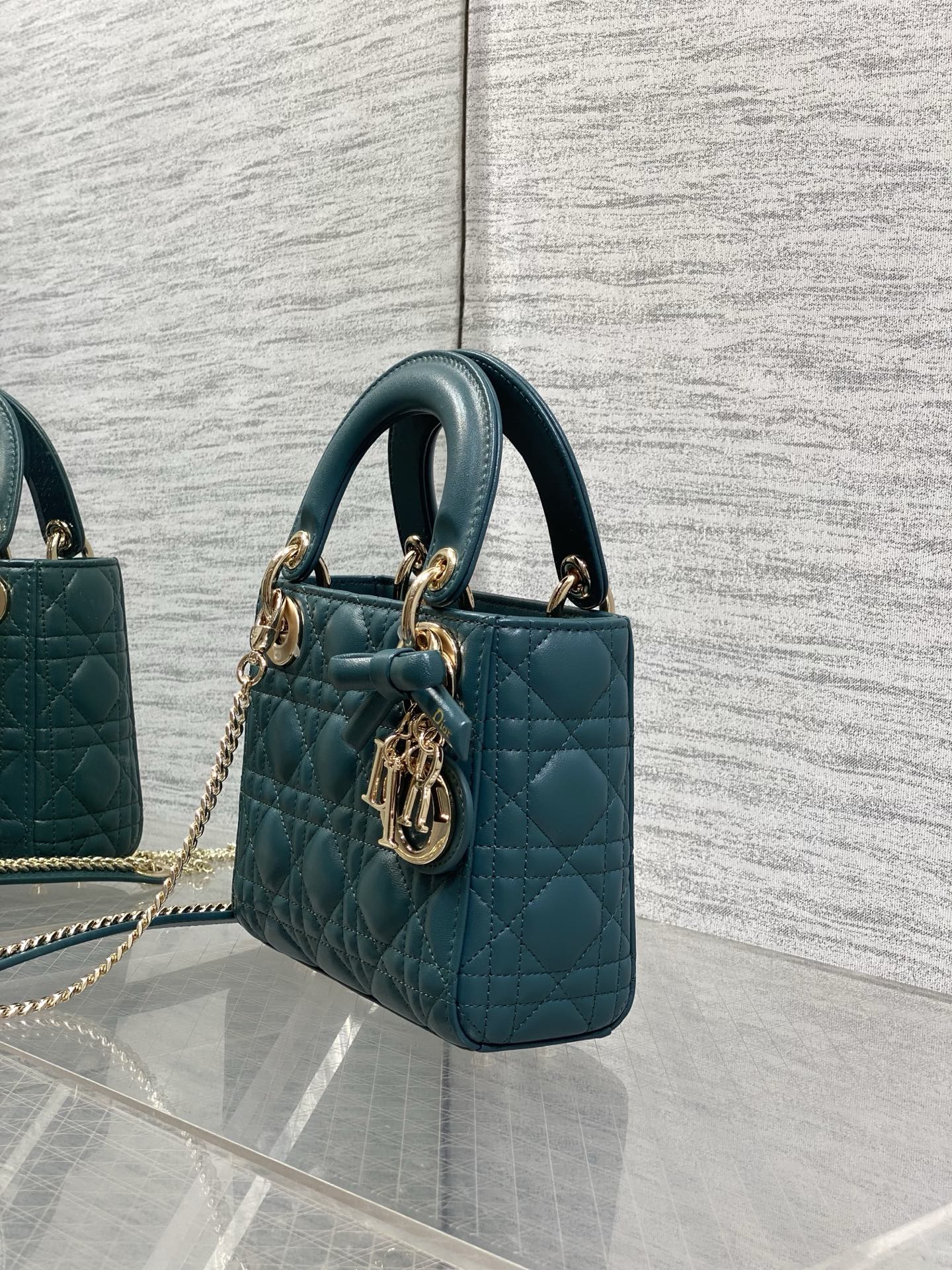 灰湖绿现货‼️ Classic Lady最新蝴蝶结🎀戴妃包，人手一个必备的三格小包😍。迷人优雅又气场十足💃🏻，斜挎手拎也