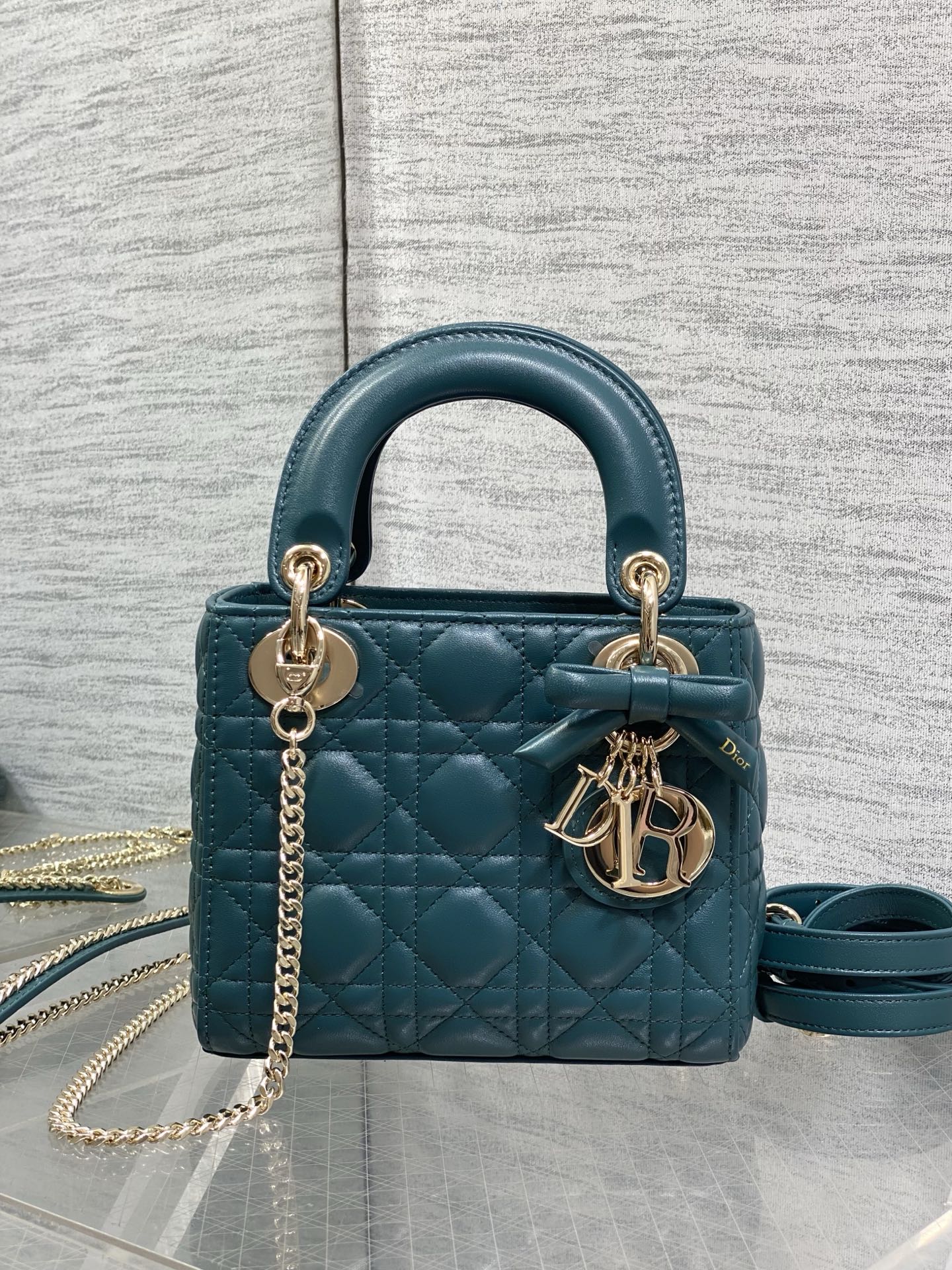 灰湖绿现货‼️ Classic Lady最新蝴蝶结🎀戴妃包，人手一个必备的三格小包😍。迷人优雅又气场十足💃🏻，斜挎手拎也