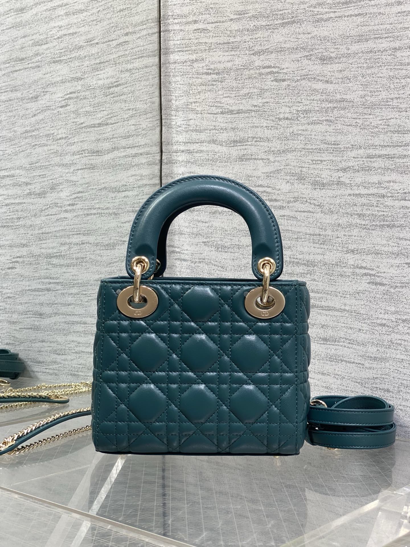 灰湖绿现货‼️ Classic Lady最新蝴蝶结🎀戴妃包，人手一个必备的三格小包😍。迷人优雅又气场十足💃🏻，斜挎手拎也