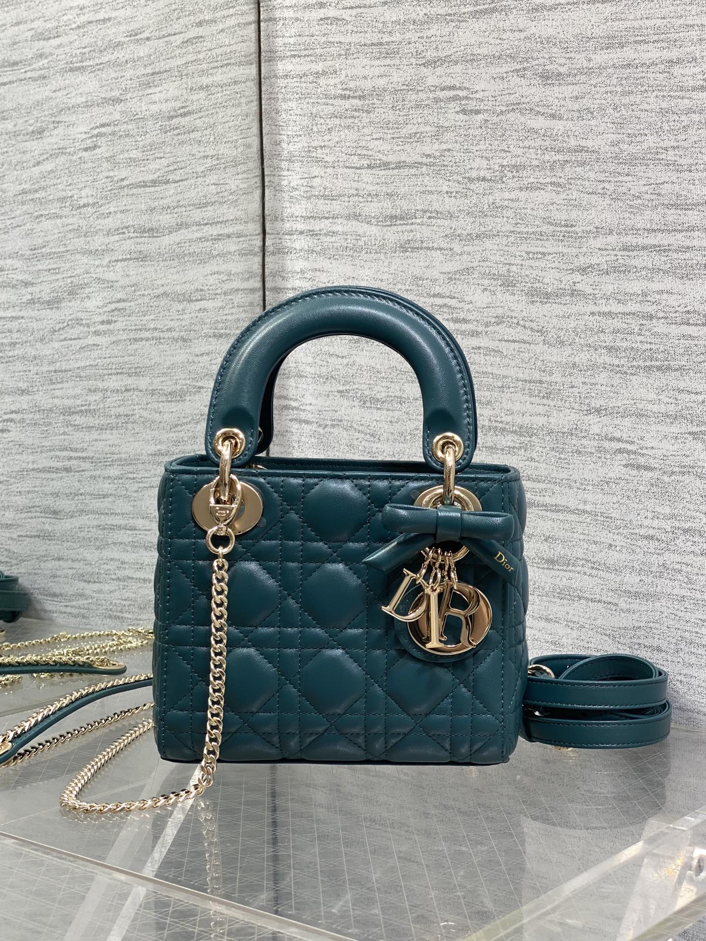 灰湖绿现货‼️ Classic Lady最新蝴蝶结🎀戴妃包，人手一个必备的三格小包😍。迷人优雅又气场十足💃🏻，斜挎手拎也