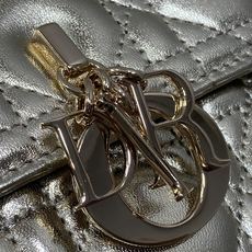金色现货‼️ 砖柜最新中号珍珠链条手拿包,标志性的藤纹格,经典的字母吊饰,别致的手柄设计,搭配柔软的羊皮,优雅又时尚,亮 金色现货‼️ 砖柜最新中号珍珠链条手拿包,标志性的藤纹格,经典的字母吊饰,别致的手柄设计,搭配柔软的羊皮,优雅又时尚,亮