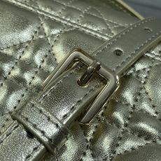 金色现货‼️ 砖柜最新中号珍珠链条手拿包,标志性的藤纹格,经典的字母吊饰,别致的手柄设计,搭配柔软的羊皮,优雅又时尚,亮 金色现货‼️ 砖柜最新中号珍珠链条手拿包,标志性的藤纹格,经典的字母吊饰,别致的手柄设计,搭配柔软的羊皮,优雅又时尚,亮