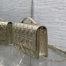金色现货‼️ 砖柜最新中号珍珠链条手拿包,标志性的藤纹格,经典的字母吊饰,别致的手柄设计,搭配柔软的羊皮,优雅又时尚,亮 金色现货‼️ 砖柜最新中号珍珠链条手拿包,标志性的藤纹格,经典的字母吊饰,别致的手柄设计,搭配柔软的羊皮,优雅又时尚,亮
