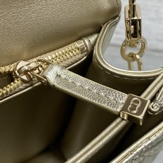 金色现货‼️ 砖柜最新中号珍珠链条手拿包,标志性的藤纹格,经典的字母吊饰,别致的手柄设计,搭配柔软的羊皮,优雅又时尚,亮 金色现货‼️ 砖柜最新中号珍珠链条手拿包,标志性的藤纹格,经典的字母吊饰,别致的手柄设计,搭配柔软的羊皮,优雅又时尚,亮