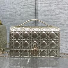 金色现货‼️ 砖柜最新中号珍珠链条手拿包,标志性的藤纹格,经典的字母吊饰,别致的手柄设计,搭配柔软的羊皮,优雅又时尚,亮 金色现货‼️ 砖柜最新中号珍珠链条手拿包,标志性的藤纹格,经典的字母吊饰,别致的手柄设计,搭配柔软的羊皮,优雅又时尚,亮