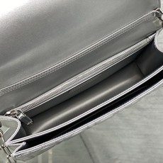 银色现货‼️ 砖柜最新中号珍珠链条手拿包,标志性的藤纹格,经典的字母吊饰,别致的手柄设计,搭配柔软的羊皮,优雅又时尚,亮 银色现货‼️ 砖柜最新中号珍珠链条手拿包,标志性的藤纹格,经典的字母吊饰,别致的手柄设计,搭配柔软的羊皮,优雅又时尚,亮