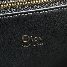 小号现货‼️ Dior2026最新蝴蝶结手提包,把“蝴蝶结”焊在系列里.蝴蝶结也不再是小女生的甜腻感,新设计的轮廓与造型 小号现货‼️ Dior2026最新蝴蝶结手提包,把“蝴蝶结”焊在系列里.蝴蝶结也不再是小女生的甜腻感,新设计的轮廓与造型