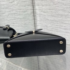 小号现货‼️ Dior2026最新蝴蝶结手提包,把“蝴蝶结”焊在系列里.蝴蝶结也不再是小女生的甜腻感,新设计的轮廓与造型 小号现货‼️ Dior2026最新蝴蝶结手提包,把“蝴蝶结”焊在系列里.蝴蝶结也不再是小女生的甜腻感,新设计的轮廓与造型