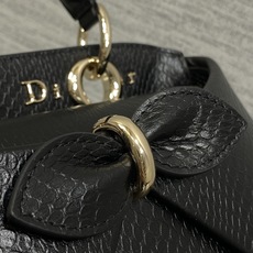 小号现货‼️ Dior2026最新蝴蝶结手提包,把“蝴蝶结”焊在系列里.蝴蝶结也不再是小女生的甜腻感,新设计的轮廓与造型 小号现货‼️ Dior2026最新蝴蝶结手提包,把“蝴蝶结”焊在系列里.蝴蝶结也不再是小女生的甜腻感,新设计的轮廓与造型