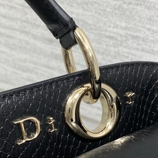 小号现货‼️ Dior2026最新蝴蝶结手提包,把“蝴蝶结”焊在系列里.蝴蝶结也不再是小女生的甜腻感,新设计的轮廓与造型 小号现货‼️ Dior2026最新蝴蝶结手提包,把“蝴蝶结”焊在系列里.蝴蝶结也不再是小女生的甜腻感,新设计的轮廓与造型