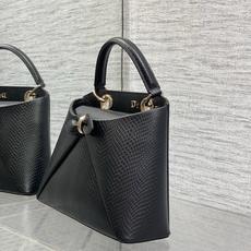 小号现货‼️ Dior2026最新蝴蝶结手提包,把“蝴蝶结”焊在系列里.蝴蝶结也不再是小女生的甜腻感,新设计的轮廓与造型 小号现货‼️ Dior2026最新蝴蝶结手提包,把“蝴蝶结”焊在系列里.蝴蝶结也不再是小女生的甜腻感,新设计的轮廓与造型