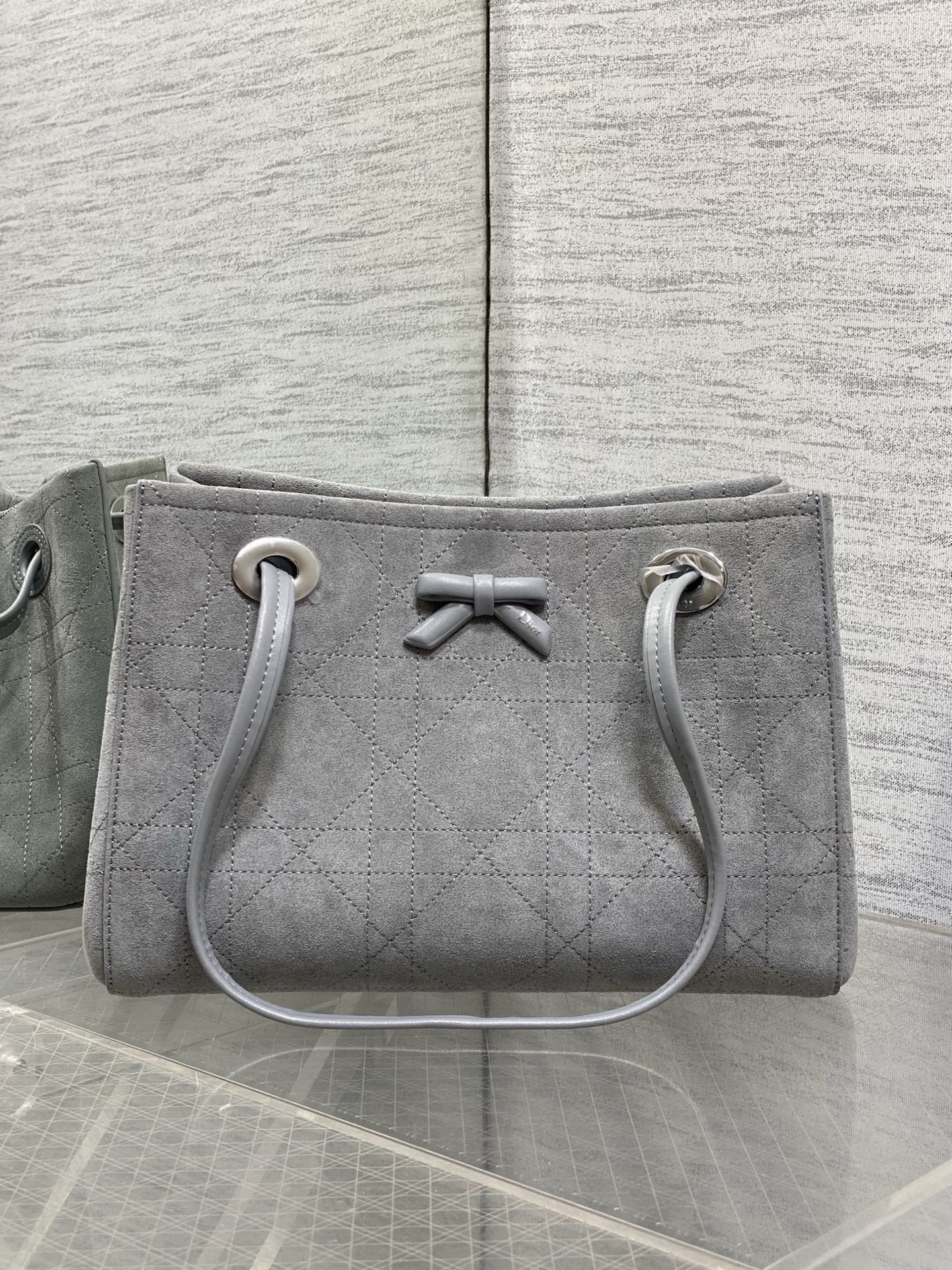 现货‼️ Dior2026春夏新款蝴蝶结托特包，经典 Oblique帆布配绒面+蝴蝶结点缀超优雅少女感，轻便自重，通勤出