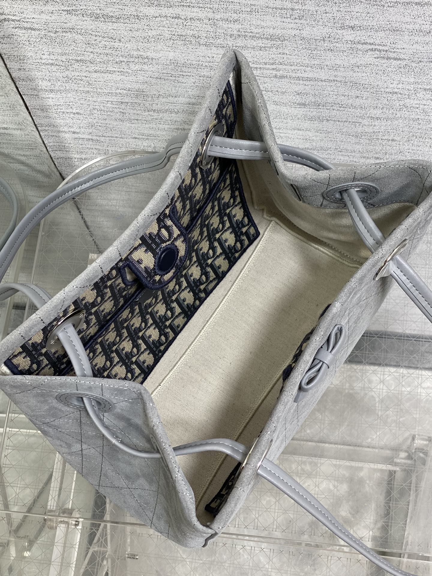 现货‼️ Dior2026春夏新款蝴蝶结托特包，经典 Oblique帆布配绒面+蝴蝶结点缀超优雅少女感，轻便自重，通勤出