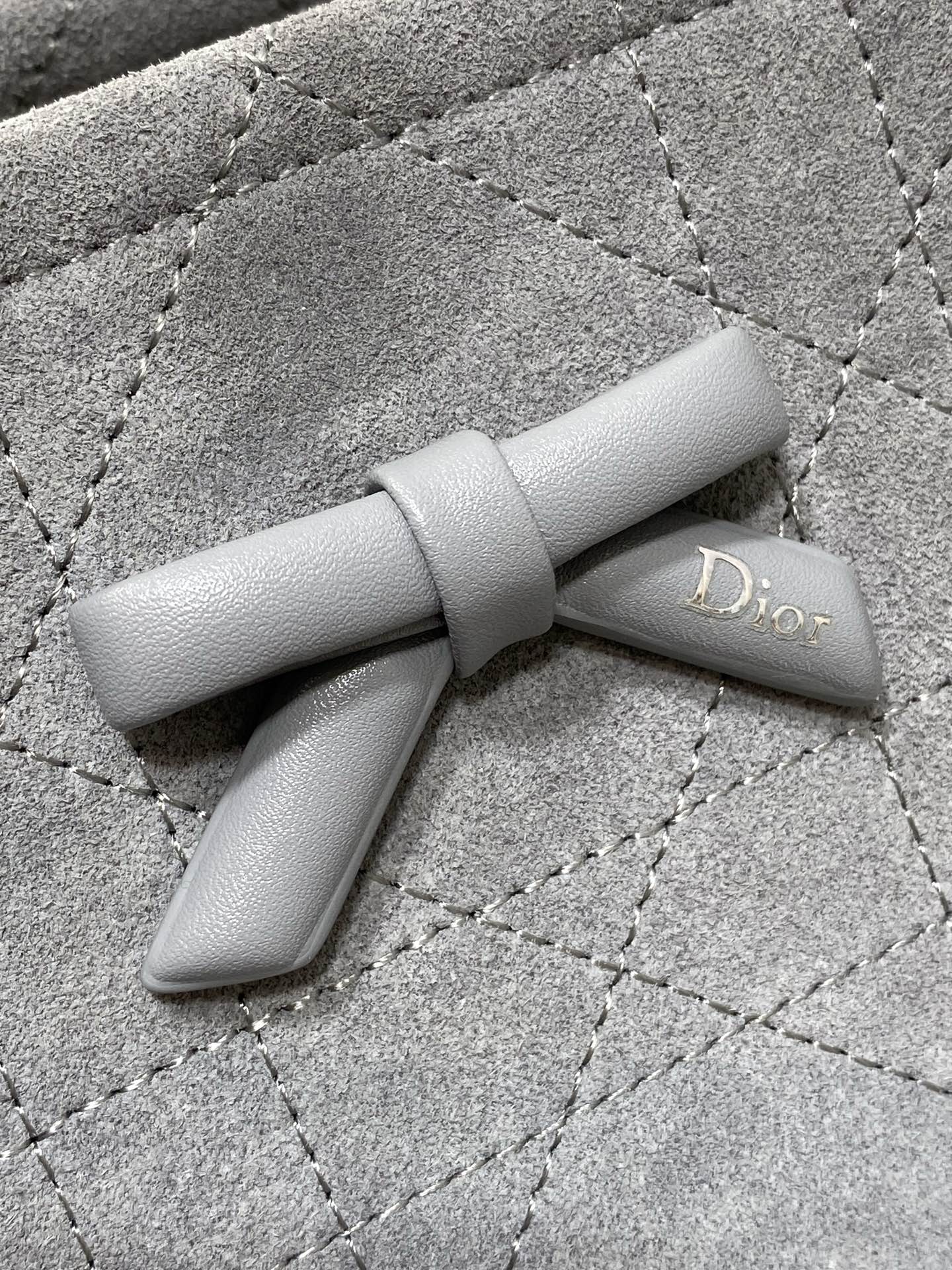 现货‼️ Dior2026春夏新款蝴蝶结托特包，经典 Oblique帆布配绒面+蝴蝶结点缀超优雅少女感，轻便自重，通勤出
