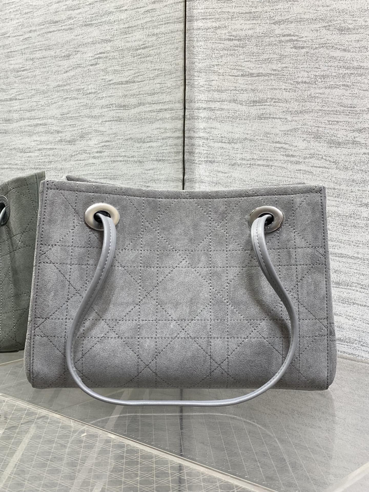 现货‼️ Dior2026春夏新款蝴蝶结托特包，经典 Oblique帆布配绒面+蝴蝶结点缀超优雅少女感，轻便自重，通勤出