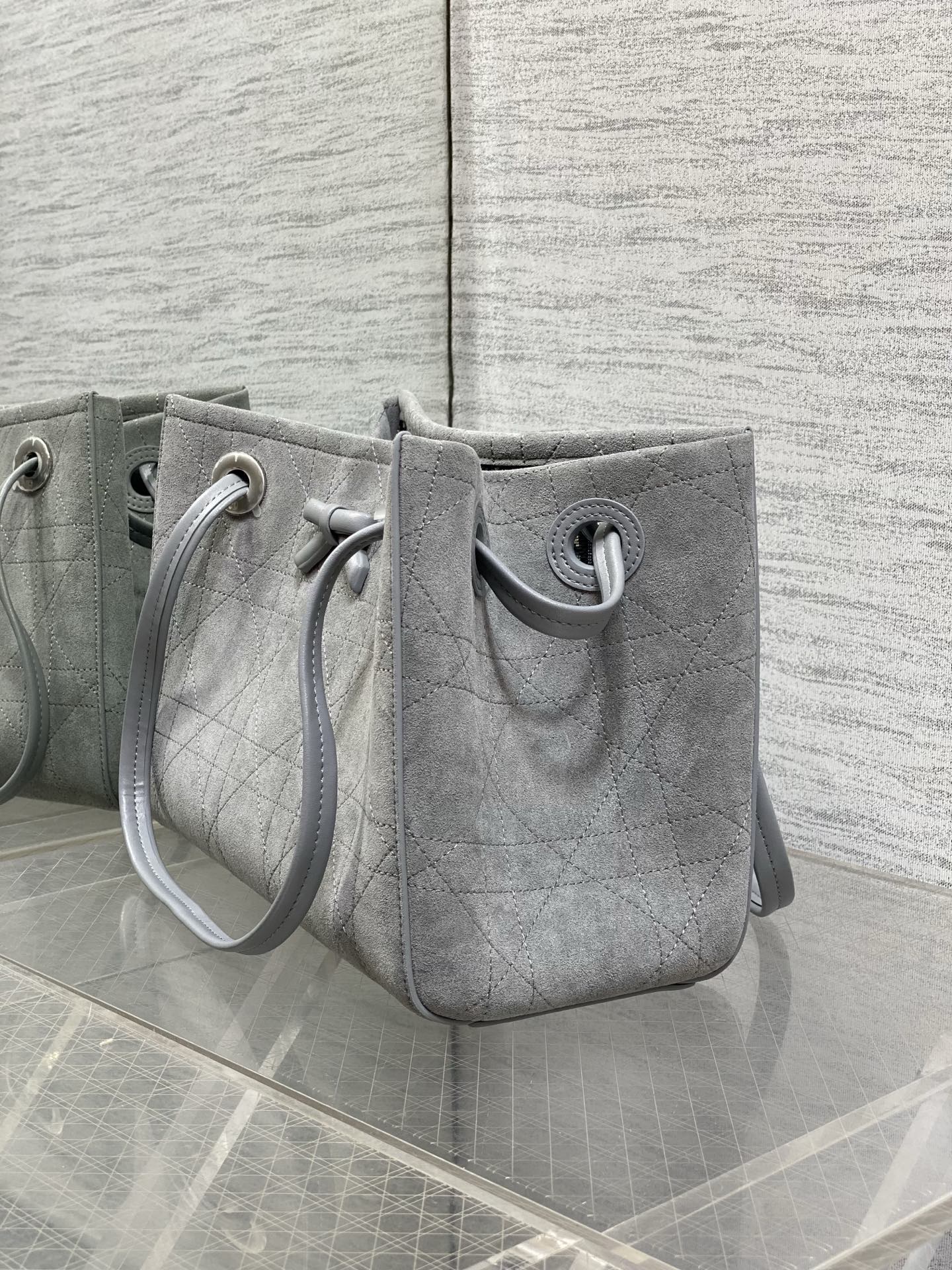 现货‼️ Dior2026春夏新款蝴蝶结托特包，经典 Oblique帆布配绒面+蝴蝶结点缀超优雅少女感，轻便自重，通勤出