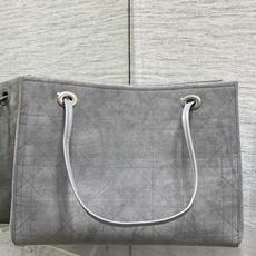 现货‼️ Dior2026春夏新款老花蝴蝶结托特包,经典 Oblique帆布+蝴蝶结点缀超优雅少女感,轻便自重,通勤出街 现货‼️ Dior2026春夏新款老花蝴蝶结托特包,经典 Oblique帆布+蝴蝶结点缀超优雅少女感,轻便自重,通勤出街