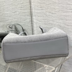 现货‼️ Dior2026春夏新款老花蝴蝶结托特包,经典 Oblique帆布+蝴蝶结点缀超优雅少女感,轻便自重,通勤出街 现货‼️ Dior2026春夏新款老花蝴蝶结托特包,经典 Oblique帆布+蝴蝶结点缀超优雅少女感,轻便自重,通勤出街