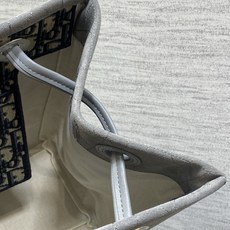 现货‼️ Dior2026春夏新款老花蝴蝶结托特包,经典 Oblique帆布+蝴蝶结点缀超优雅少女感,轻便自重,通勤出街 现货‼️ Dior2026春夏新款老花蝴蝶结托特包,经典 Oblique帆布+蝴蝶结点缀超优雅少女感,轻便自重,通勤出街