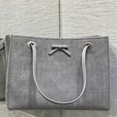 现货‼️ Dior2026春夏新款老花蝴蝶结托特包,经典 Oblique帆布+蝴蝶结点缀超优雅少女感,轻便自重,通勤出街 现货‼️ Dior2026春夏新款老花蝴蝶结托特包,经典 Oblique帆布+蝴蝶结点缀超优雅少女感,轻便自重,通勤出街