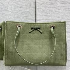 现货‼️ Dior2026春夏新款老花蝴蝶结托特包,经典 Oblique帆布+蝴蝶结点缀超优雅少女感,轻便自重,通勤出街 现货‼️ Dior2026春夏新款老花蝴蝶结托特包,经典 Oblique帆布+蝴蝶结点缀超优雅少女感,轻便自重,通勤出街