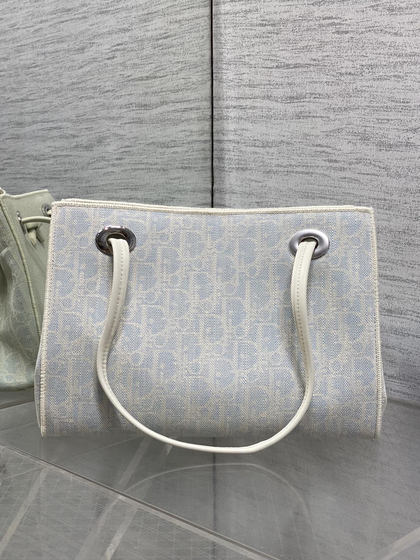 现货‼️ Dior2026春夏新款蝴蝶结托特包，经典 Oblique帆布配绒面+蝴蝶结点缀超优雅少女感，轻便自重，通勤出
