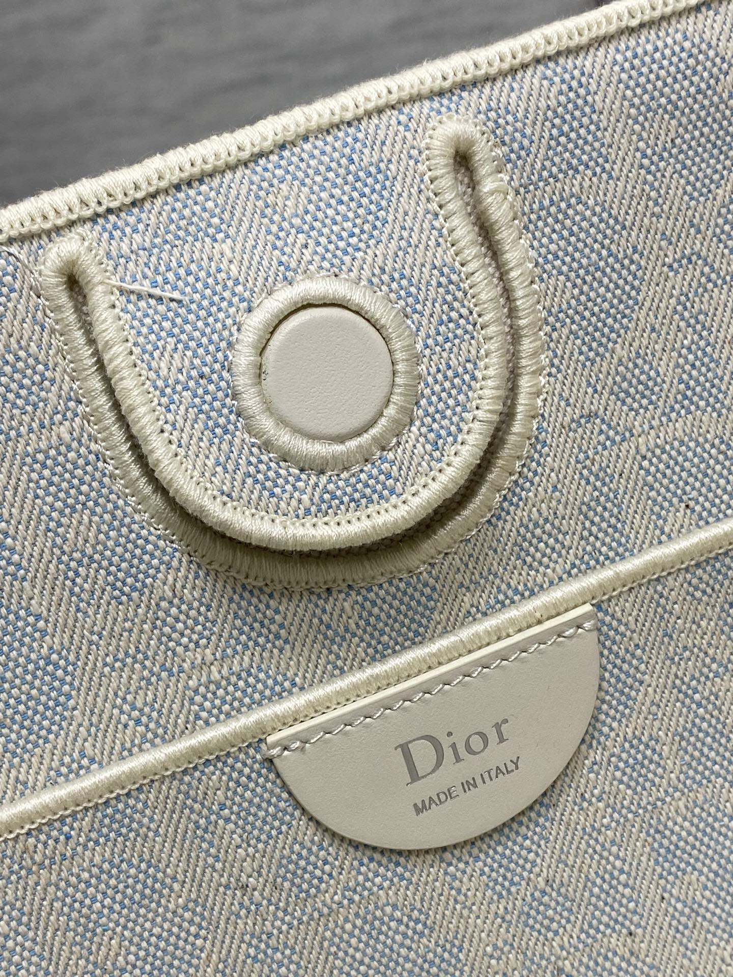 现货‼️ Dior2026春夏新款蝴蝶结托特包，经典 Oblique帆布配绒面+蝴蝶结点缀超优雅少女感，轻便自重，通勤出