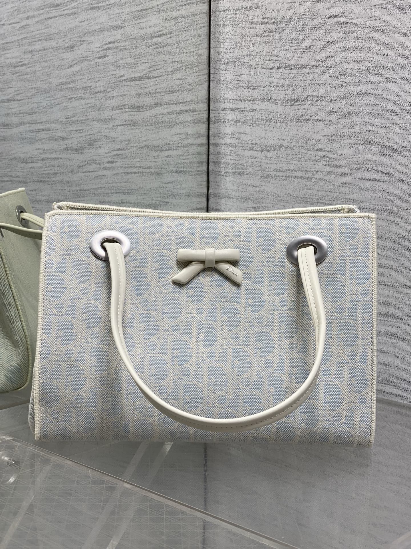 现货‼️ Dior2026春夏新款蝴蝶结托特包，经典 Oblique帆布配绒面+蝴蝶结点缀超优雅少女感，轻便自重，通勤出