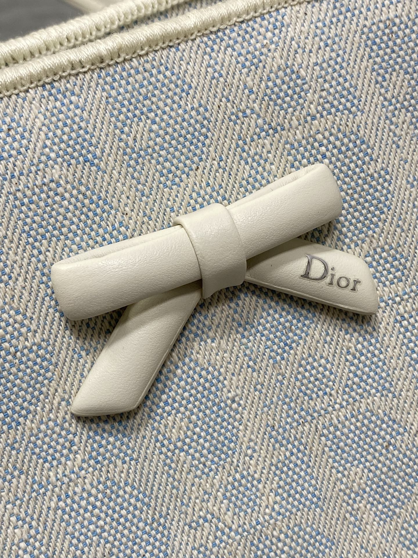 现货‼️ Dior2026春夏新款蝴蝶结托特包，经典 Oblique帆布配绒面+蝴蝶结点缀超优雅少女感，轻便自重，通勤出