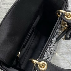 现货‼️ Classic Lady最新烫钻蝴蝶结戴妃包,人手一个必备的三格小包😍。迷人优雅又气场十足💃🏻,斜挎手拎也是女 现货‼️ Classic Lady最新烫钻蝴蝶结戴妃包,人手一个必备的三格小包😍。迷人优雅又气场十足💃🏻,斜挎手拎也是女