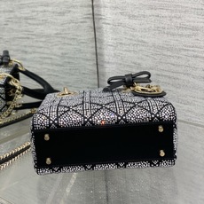 现货‼️ Classic Lady最新烫钻蝴蝶结戴妃包,人手一个必备的三格小包😍。迷人优雅又气场十足💃🏻,斜挎手拎也是女 现货‼️ Classic Lady最新烫钻蝴蝶结戴妃包,人手一个必备的三格小包😍。迷人优雅又气场十足💃🏻,斜挎手拎也是女
