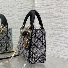 现货‼️ Classic Lady最新烫钻蝴蝶结戴妃包,人手一个必备的三格小包😍。迷人优雅又气场十足💃🏻,斜挎手拎也是女 现货‼️ Classic Lady最新烫钻蝴蝶结戴妃包,人手一个必备的三格小包😍。迷人优雅又气场十足💃🏻,斜挎手拎也是女