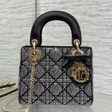 现货‼️ Classic Lady最新烫钻蝴蝶结戴妃包,人手一个必备的三格小包😍。迷人优雅又气场十足💃🏻,斜挎手拎也是女 现货‼️ Classic Lady最新烫钻蝴蝶结戴妃包,人手一个必备的三格小包😍。迷人优雅又气场十足💃🏻,斜挎手拎也是女